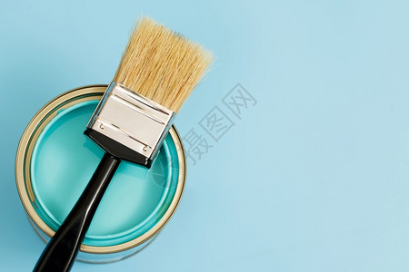 油漆罐和刷子以及如何选择完美的室内涂料颜色和健康用油的好房间改进罐头图片