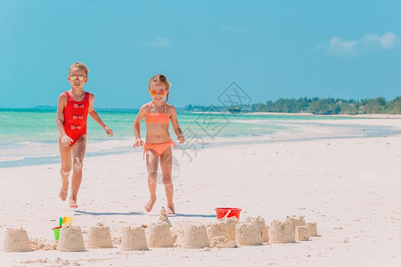 孩子在热带海滩玩得很开心图片