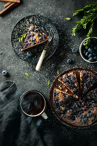 在粗糙黑暗生锈的背景下用切片自制蓝莓派平铺优质的糕点蛋图片