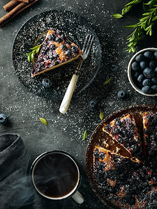 叉馅饼在粗糙黑暗生锈的背景下用切片自制蓝莓派平铺美味的图片