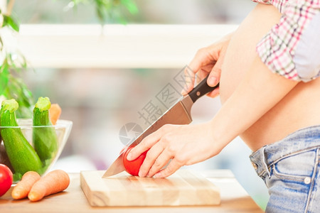 肚子怀孕妇女在家中做饭的相片产前人们图片