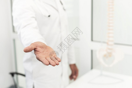 权限白种人男医生伸出手剪贴板图片