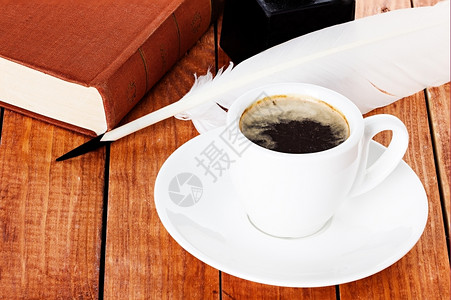 休息咖啡杯配有钢笔和木制背景书上的墨水瓶黑色的图片