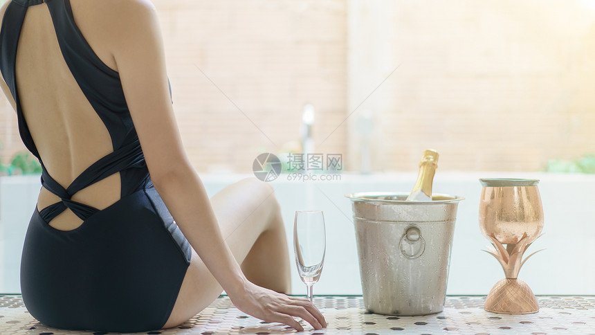 在泡池附近喝杯酒的女人图片
