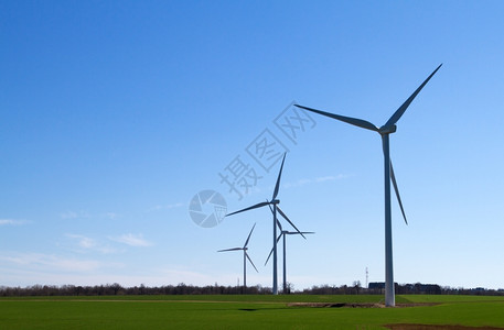 清蓝天空下的风力涡轮机保护受技术图片