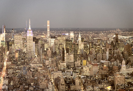 塔黄昏哈德逊夜空中从纽约市一个高有利地点向曼哈顿中城看夜空图片