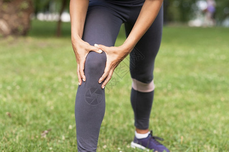 关节炎拉伸闭膝盖疼痛的女人健康图片