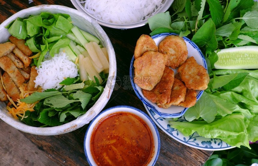 草本一顿饭早餐越南素食盛包括饮菜单面碗煎蘑菇派沙拉马约兰叶酱汁简单素食品营养及健康用品树叶图片