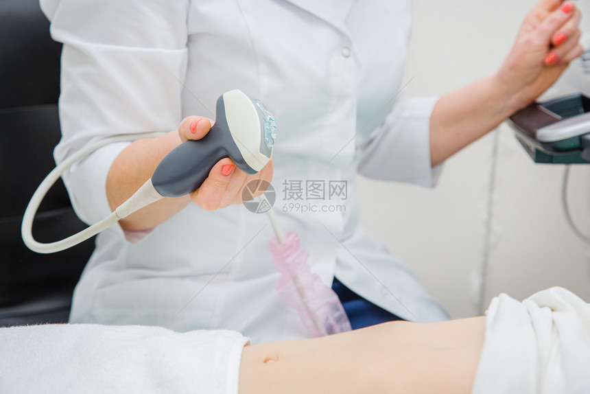 女医生使用超声波扫描仪检查患者胃部图片