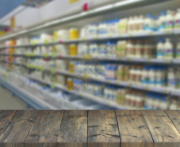 旧木板以建造超市的架子配有购物场所的餐桌顶端和商店的架子上产品配有面向超市架子的金木板优质店铺黑暗牛奶高清图片素材