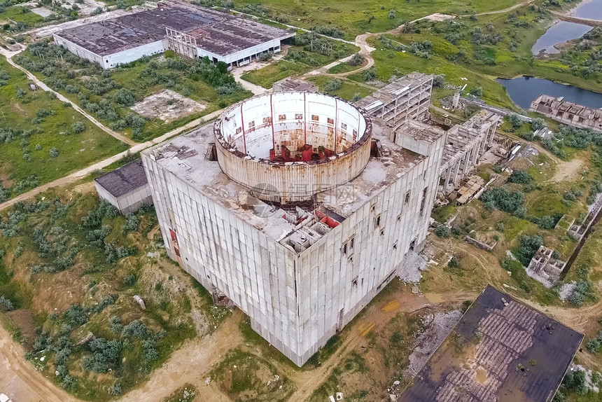 旧被废弃的未完成核电厂和的核电厂基础设施衰变外部的图片