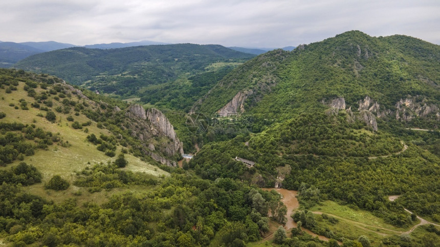 夏天摄影在巴尔干半岛上塞维亚东部Knjazevac附近的巴拉尼察Baranica附近有岩石树木和Timok河的山地上空中拍摄无人图片