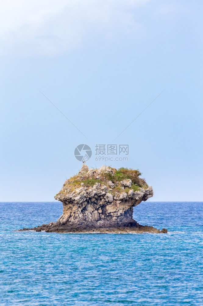 孤天空杰出的一块像岩石岛样从海平面上升起的杰出岩石图片