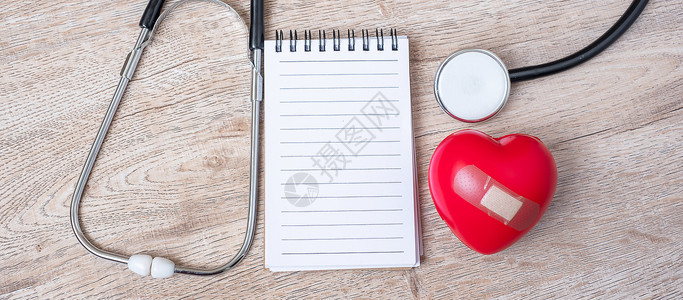 天意识空白笔记本木底保健人寿险和世界心脏日概念中带有红心形的胸透视镜器官背景