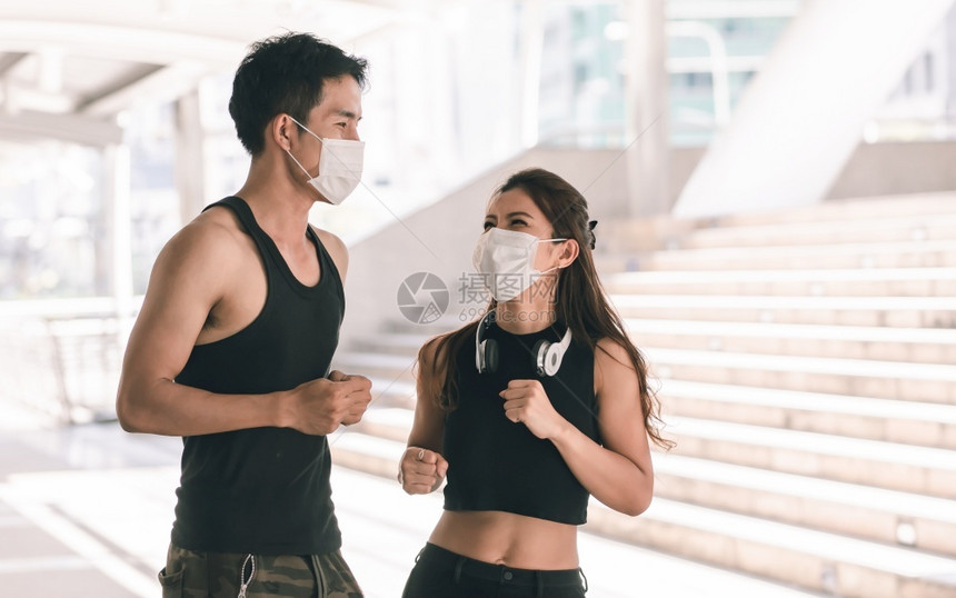 面具新的慢跑者亚洲体育男女佩戴面罩以保护和锻炼早上在户外跑步或慢健康与运动概念HealthandSportNations图片