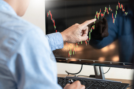 分析金融数据图表和为投资目的屏幕上报告以用于股票市场交易图的证券市场交易图分析金融数据图表和报告金融的电脑外汇利润高清图片素材