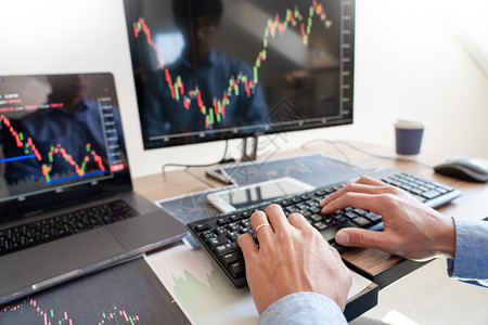 男人分析金融数据图表和为投资目的屏幕上报告以用于股票市场交易图的证券市场交易图分析金融数据图表和报告互联网在线的信息高清图片素材