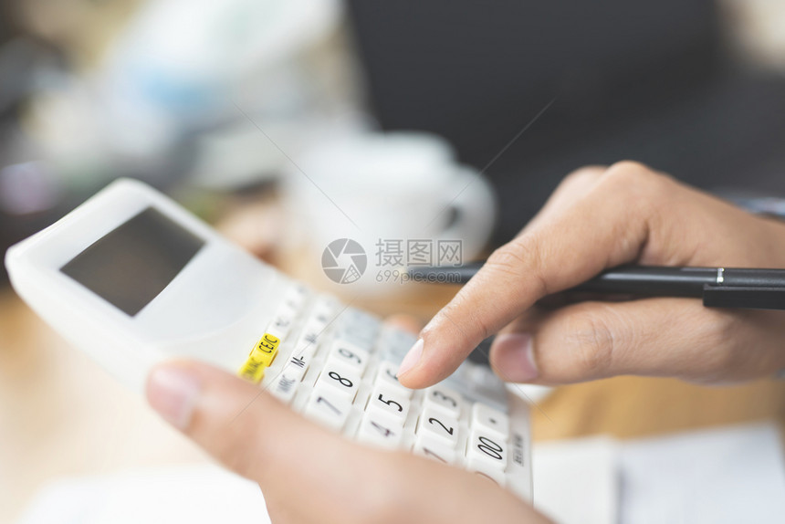 经济学利润泰国妇女使用年收入税计算器图片
