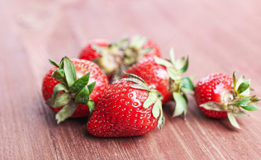 收成自然几大红草莓浆果躺在木质背景上成熟的草莓在木质背景上健康饮食木头图片