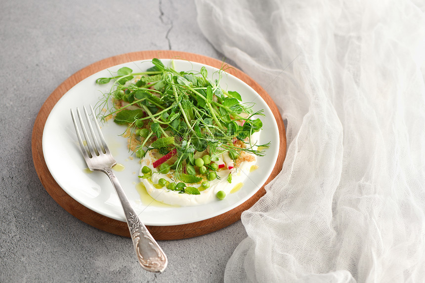 休息卡路里Vegan健康沙拉制造了微型绿豆quinoa萝卜薄荷和酸奶食物图片