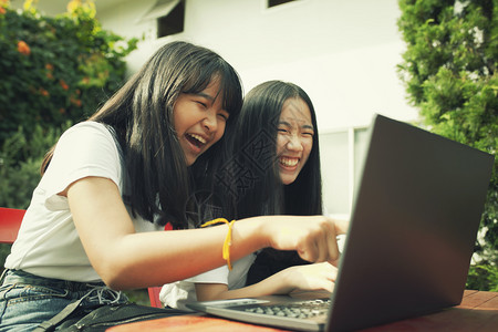 亚洲人幸福两名青少年在电脑实验室打字快乐的情感知识图片