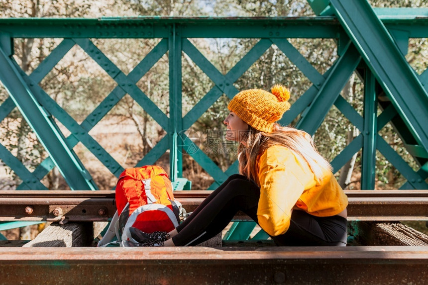 阳光金属妇女乘车在一条废弃的铁路轨道上相机图片