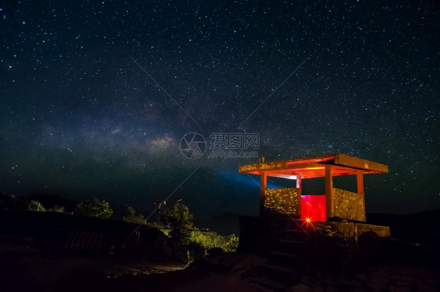 军事堡垒上方的银河NernChangSuekPilok北碧银河天文学蓝色的泰国图片