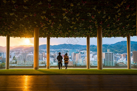 亚洲人夜晚纪念碑广岛和平公园日本广岛最高风景旅游高清图片素材