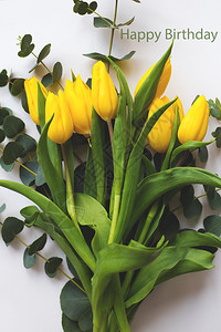 黄色的春天美丽黄色郁金香在白桌上写着快乐的生日美丽黄色郁金香精美的图片