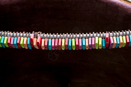 爱安全的泰国旅行中生锈的五彩色名牌锁订婚信息高清图片素材