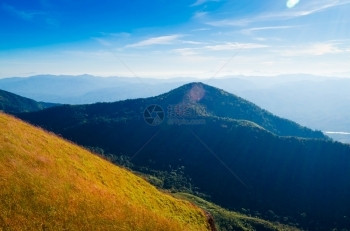 远足景观在山坡上早晨的光辉中泰国图片