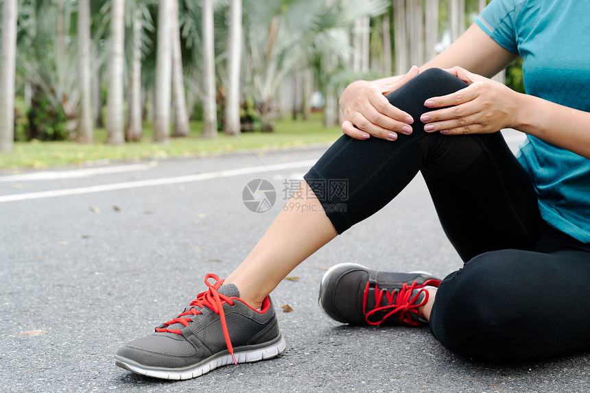 保持健身女运动员在膝上感到疼痛户外锻炼活动概念年轻的伤害图片