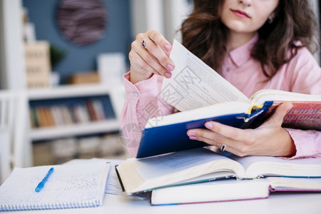 在图书馆阅读书籍的女学生图片