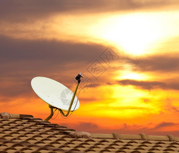 屋顶有日落的卫星天线技术空极好的全球的高清图片素材