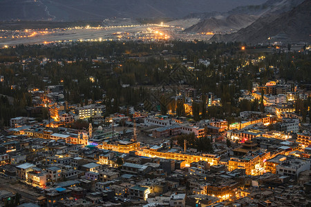 北部LehLadakh区夜间时市风景美丽的城山北方人观图片
