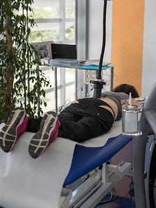 分子泵素材进行中预防蜂窝用于疼痛治疗的抗磁泵躺在床上接受治疗的女用于疼痛治疗的抗磁泵背景