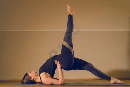 活力参加健身或瑜伽运动的年轻女青假肢身体积极的图片