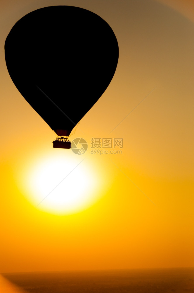 佛塔丰富多彩的黄昏缅甸巴甘日出时热气球与对抗的热图片