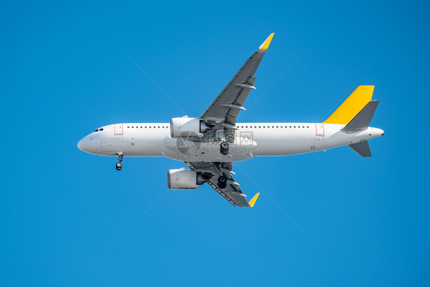 商业飞机以清晰蓝天空中高飞行商业机离开奏鸣曲客机图片