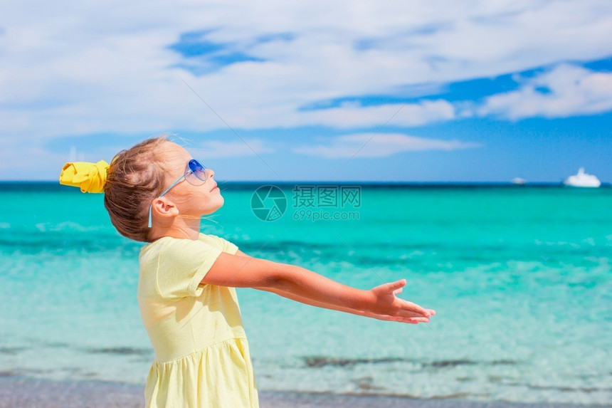 海景童年俏皮快乐的小孩享受海滩热带度假暑时在海滩上美可爱小女孩的肖像图片