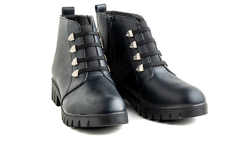 黑色皮靴白底鞋上带扣子和拉链的黑皮靴高服装品牌图片