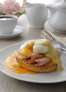 早晨餐煮鸡蛋和火腿在面包芥末酱上浸泡AxA茶小吃图片
