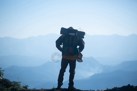 闲暇带背山上登旅行生活方式概念的男子旅行者健康运动旅游高清图片素材