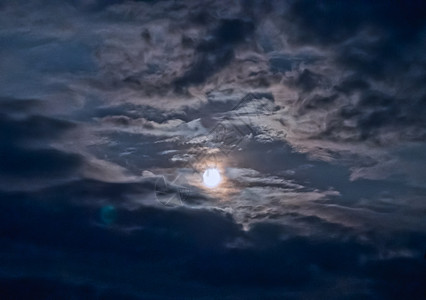 幽灵般的天空行星月亮在夜的中闪耀云朵漫着长照射月亮透过云彩的开阔图片