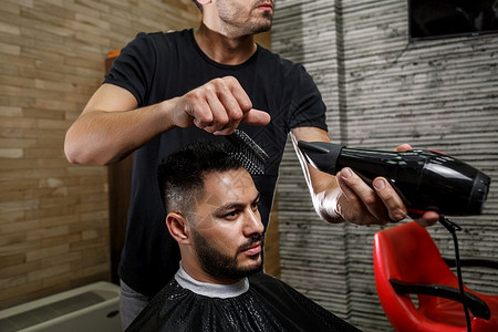 一个凶残的理发师剪了印度人电影形象的头发削减型师理店图片
