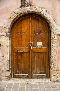 门口建筑学老的旧木制门金属手柄铜城堡旧木制门金属把手图片