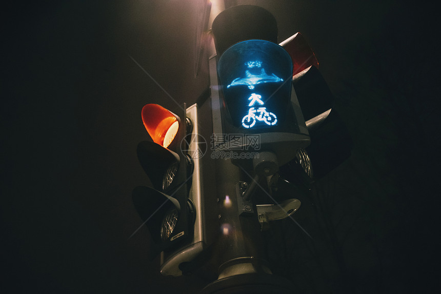 速连科黄昏时有绿色小冰的交通灯夜晚自行车图片