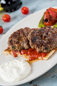 考夫特可口煮熟的土耳其传统Kebab或Kebap背景图片