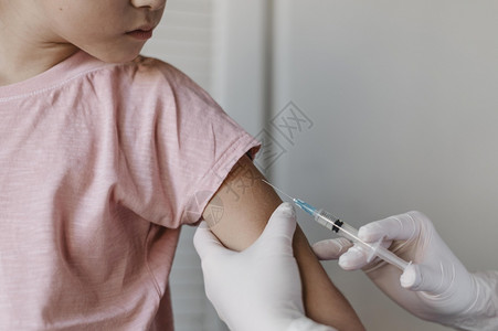 男生医疗的亚洲人使用疫苗婴儿的医生图片