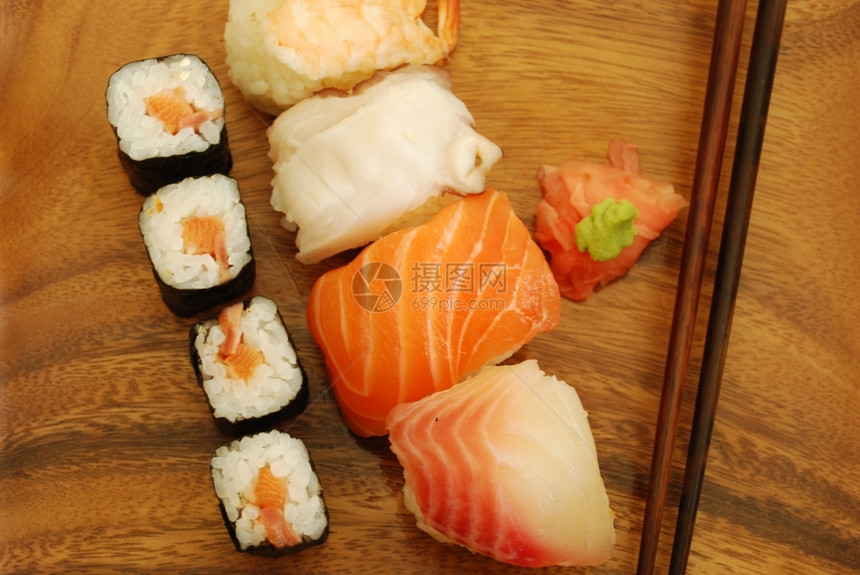寿司饭配有尼吉里丝木薯鲑鱼箭虾章和筷子一顿饭准备好的饮食图片